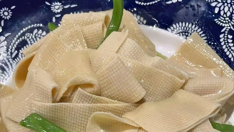 G14. 尖椒干豆腐 Smoked Tofu with Green Pepper.