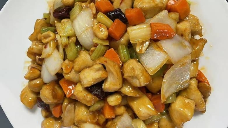 宫保鸡丁 Kung-Pao Diced Chicken.