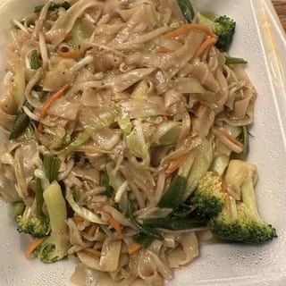H.24 素菜炒河粉 Vegetable Chow Fun (Rice Noodle)