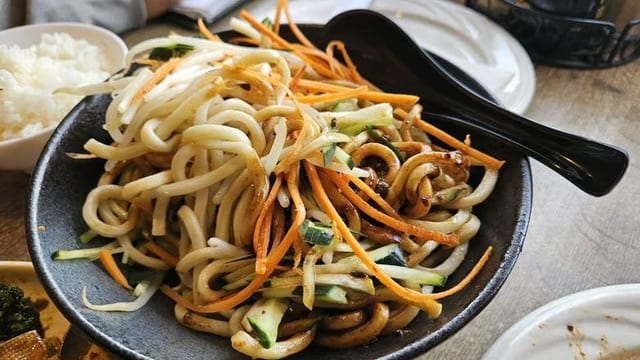 H10. 炸酱面 Chef Sauce Noodle.