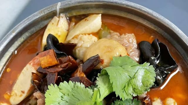 麻辣一锅鲜 Spicy House Pot.