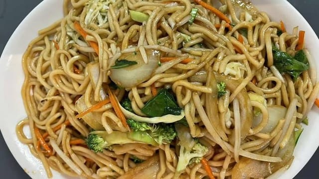 H.23 素菜捞面 Vegetables Lao Mein.