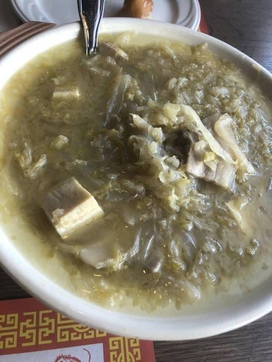 D6. 酸菜白肉锅 Sauerkraut Stew with Pork.