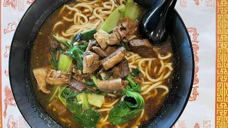 H4. 红烧牛肉面 Traditional Beef Noodle.