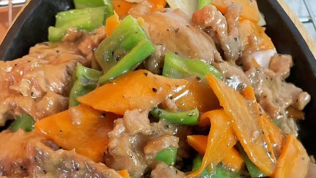 E2. 铁板黑椒牛柳 Grilled Black Pepper Beef.