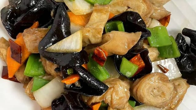 B17. 火爆肥肠 Stir-Fry Intestine.