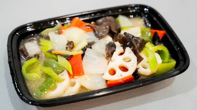 蓮藕炒木耳 Stir-fried Wood Ear Mushroom with Lotus Root.