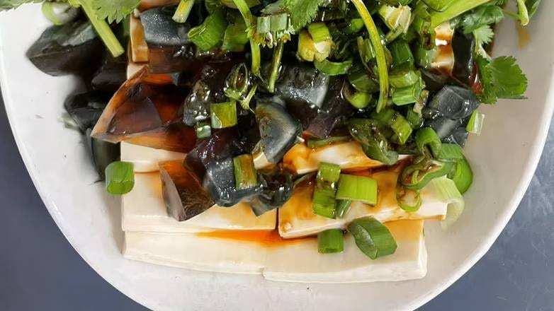 皮蛋豆腐 Preserved Eggs with Tofu.