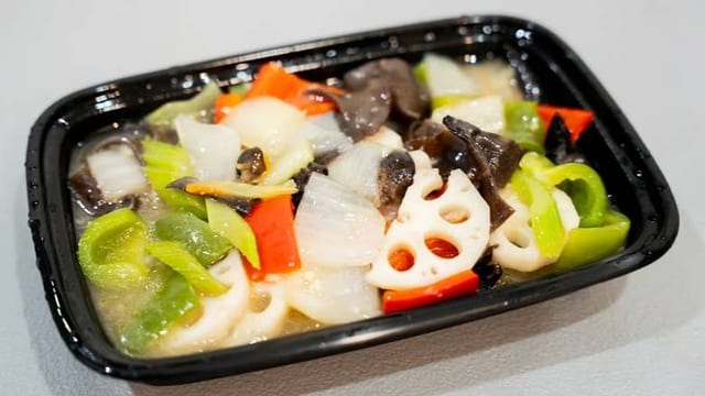莲藕炒木耳 Lotus Root and Wood Ear Mushroom.