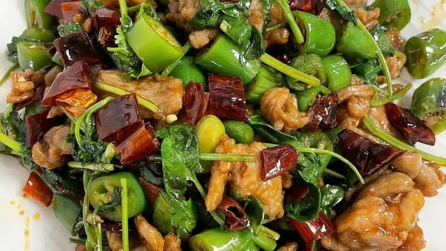 B28. 湖南小炒牛肉 Hunan Style Stir-Fried Beef.
