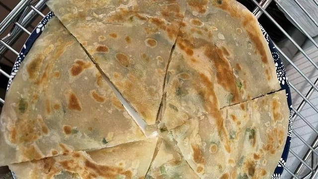葱油饼 Green Onion Pan Cake.