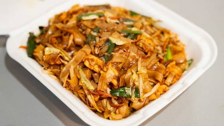 H16. 干炒鸡河 Chicken Chow Fun (Rice Noodle).