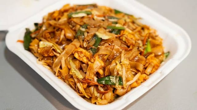 H16. 干炒鸡河 Chicken Chow Fun (Rice Noodle).