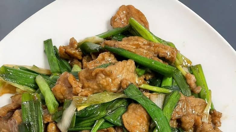 E4. 葱爆牛肉 Fire Wok Scallion Beef.