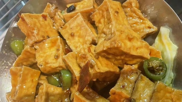 B4. 干锅豆腐 Grilled Tofu Pot.