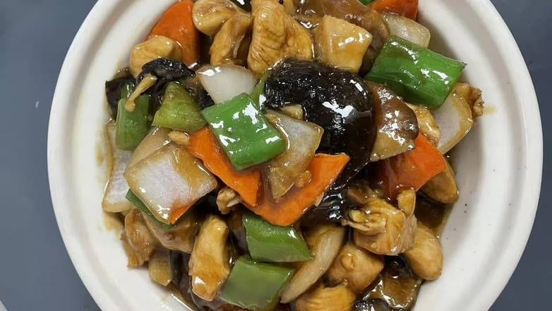 D2. 香菇焖鸡煲 Mushroom Chicken Stew.