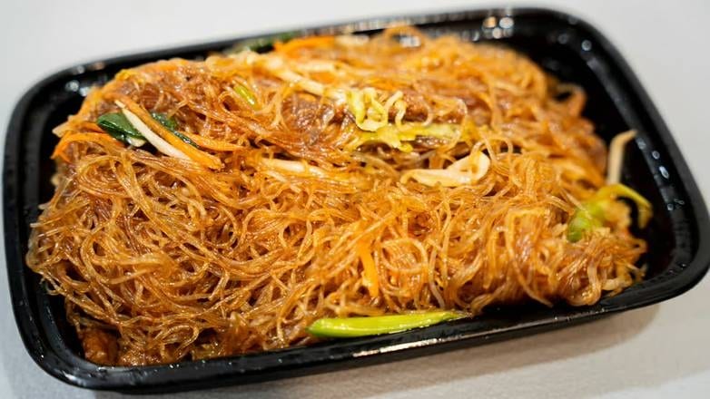 香炒牛肉米粉 Stir-fried Thin Rice Noodle with Beef.