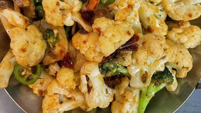 干锅菜花 Grilled Cauliflower Pot.