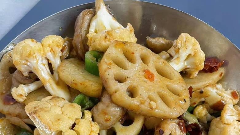 B2. 干锅肥肠 Grilled Intestine Pot.