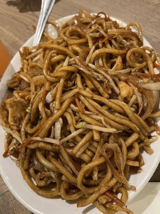 H11. 鸡肉炒面 Chicken Lo Mein.