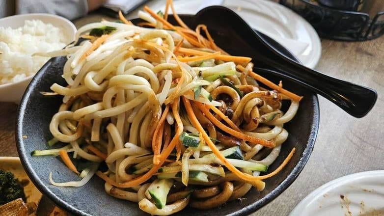 H10. 炸酱面 Chef Sauce Noodle.