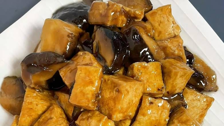 香菇烧豆腐 Braised Tofu With Mushroom.