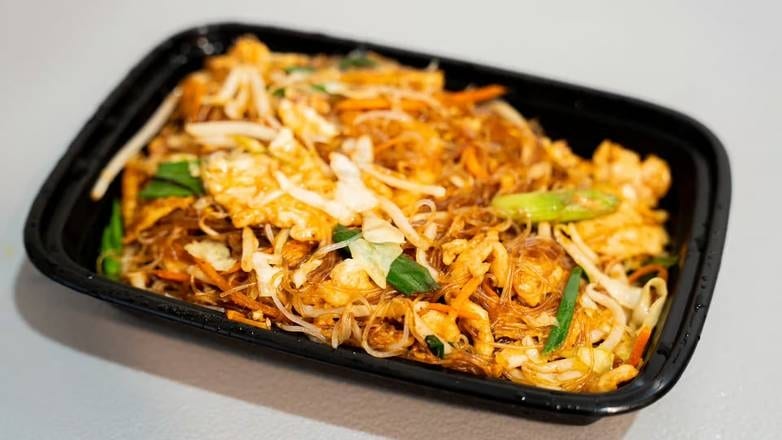 香炒雞肉米粉 Stir-fried Thin Rice Noodle with Chicken.