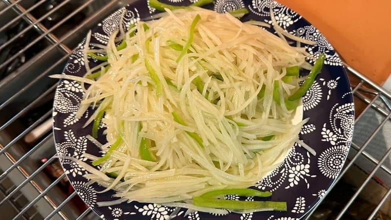 G17. 尖椒土豆丝 Green Pepper Potato.