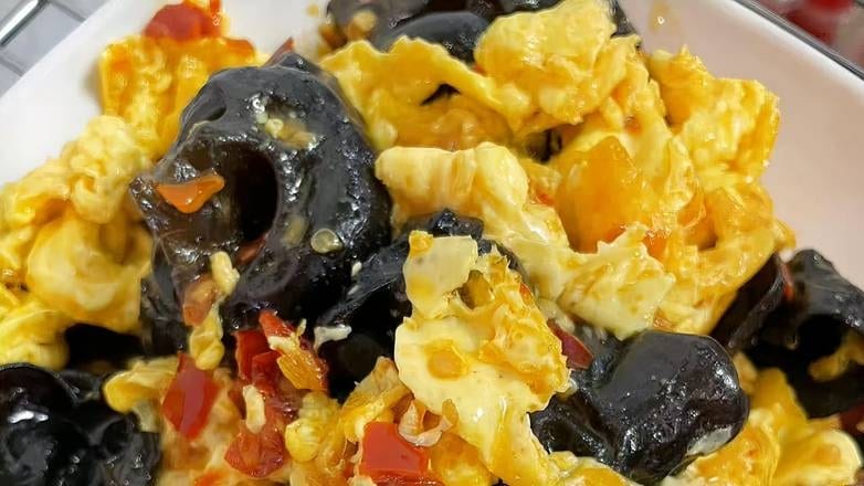 剁椒木耳炒蛋 Hunan Style Scrambled Eggs with Wood Ear.