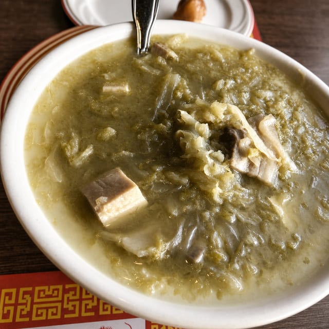 D6. 酸菜白肉锅 Sauerkraut Stew with Pork.