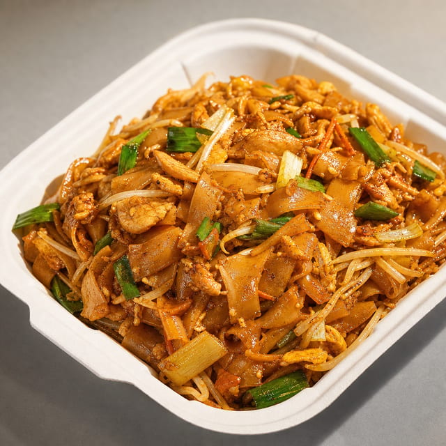 H16. 干炒鸡河 Chicken Chow Fun (Rice Noodle).