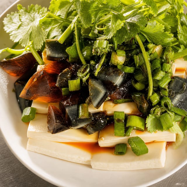 皮蛋豆腐 Preserved Eggs with Tofu.