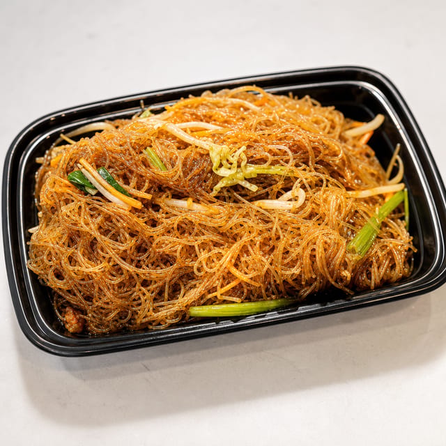 香炒牛肉米粉 Stir-fried Thin Rice Noodle with Beef.