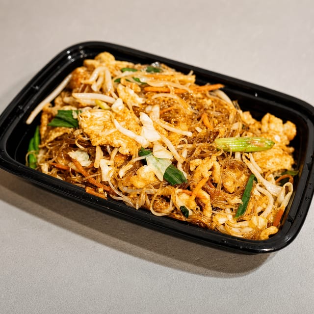 香炒雞肉米粉 Stir-fried Thin Rice Noodle with Chicken.