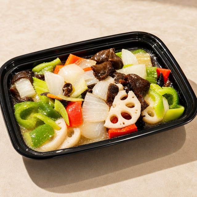 蓮藕炒木耳 Stir-fried Wood Ear Mushroom with Lotus Root.